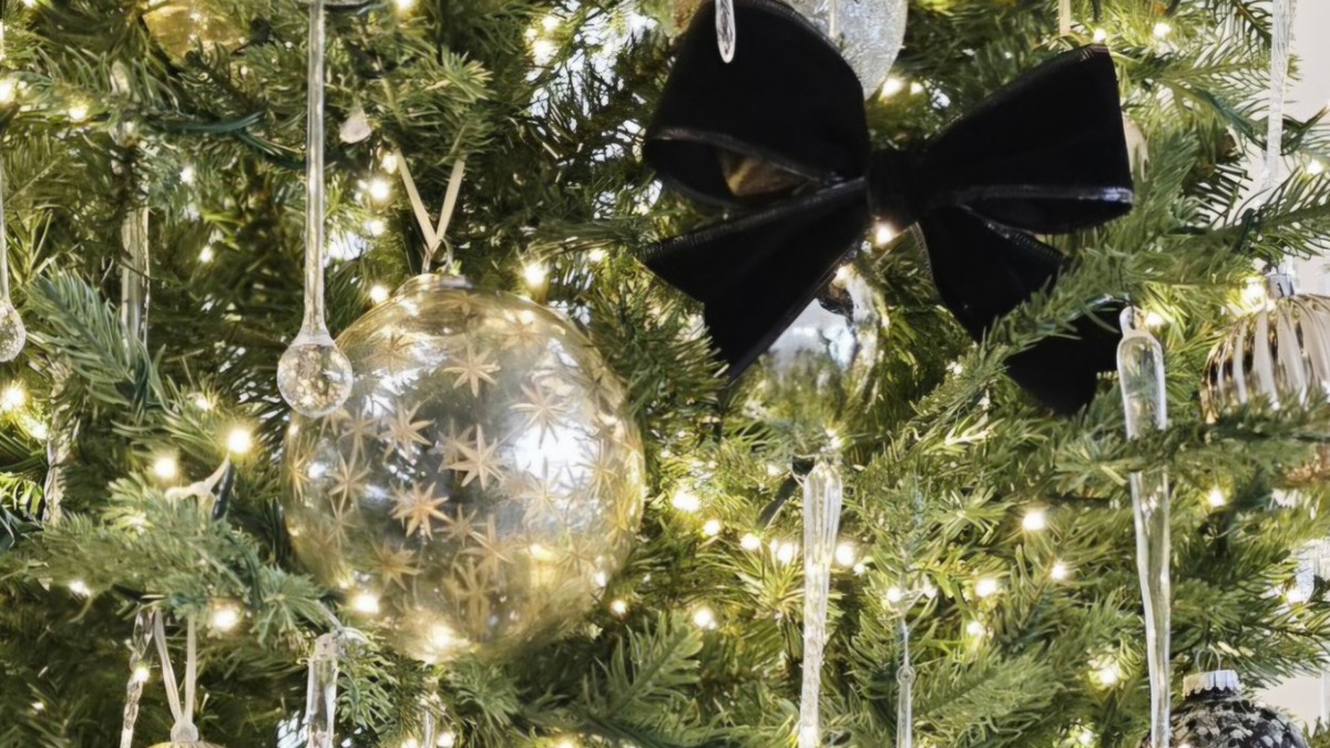 Ribbon or Ornaments First on a Christmas Tree? It Depends